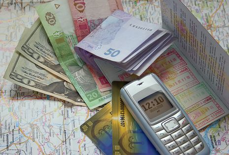 EC-Karte, Kreditkarte, Reiseschecks und auch etwas Bargeld – flüssig sein im Urlaub