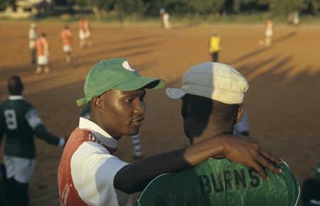 Aufklärungsarbeit am Rande des Fußballplatzes in Maputo