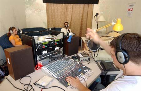 Das Studio und die kleine Sendeantenne von Funkwelle FM am Kirchturm des Stadtklosters Segen.