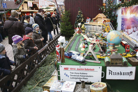 Die elektrische Eisenbahn auf dem Weihnachtsmarkt von Speyer begeistert nicht nur die kleinen Besucher.