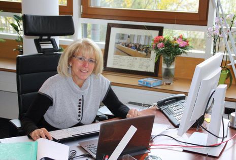 Kornelia Wehlan bei der Feuerwehr und in ihrem Büro. Nie zuvor stellte die LINKE in Brandenburg einen Landrat.