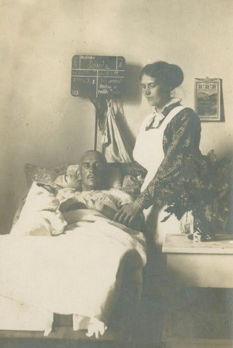 F&uuml;r Arthur Scholz ist der Krieg im Mai 1917 zu Ende. Im Lazarett - liegend neben seiner Frau Anna - erh&auml;lt er ein Holzbein.