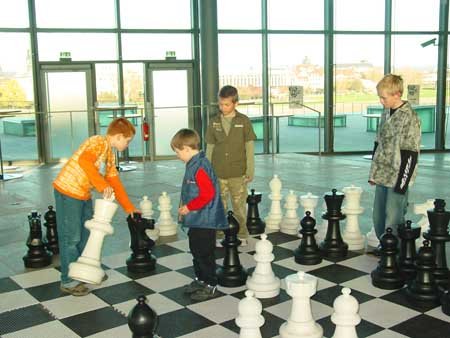 Dresdner Schachnachwuchs im Foyer des Kongresszentrums, wo auch Olympia 2008 ausgespielt wird