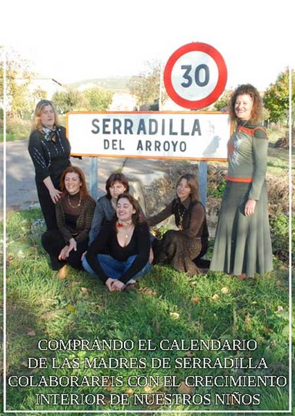 Die k&#228;mpferischen Frauen von Serradilla del Arroyo versammeln sich f&#252;r das Kalender-Titelblatt vor dem Ortseingangsschild. Unsere Interviewpartnerin Rosa Gar&#237;n steht links vom Schild.
