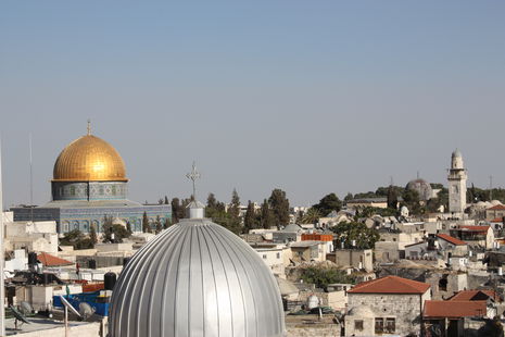 Die Dächer der Stadt Jerusalem strahlen Ruhe aus, doch der Schein trügt.